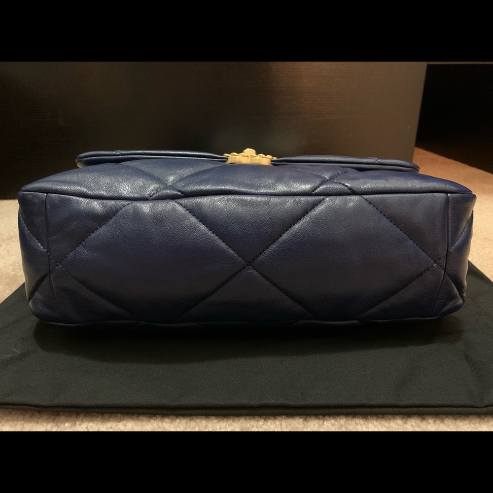 Chanel 19 Large (dark blue) - Picture 3 of 10